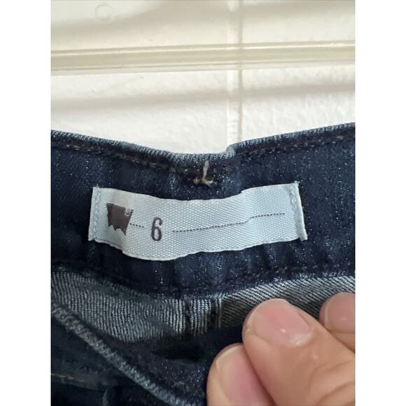 Levi's Mid-Rise Jean Shorts Dark Blue Cuffed Women's Size 6 Gold Pocket W 28 - Picture 7 of 8